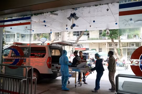 Cấp cứu bệnh nhân tại Bệnh viện Bạch Mai. Ảnh minh họa. Nguồn: LĐ