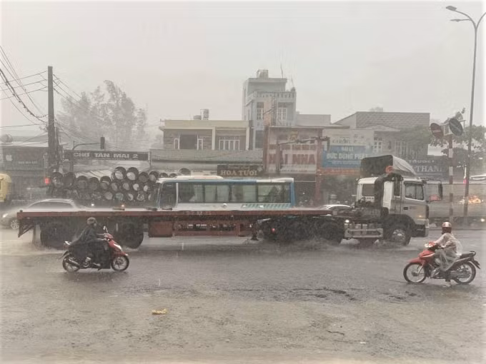 Bùn đất đổ ra các tuyến đường theo cơn mưa đầu mùa