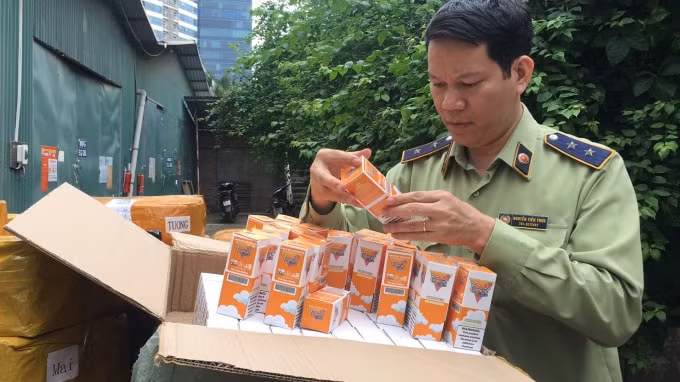 13.900 lọ tinh dầu thuốc lá điện tử vừa bị bắt giữ.