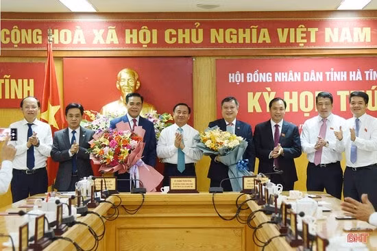 Lãnh đạo tỉnh Hà Tĩnh tặng hoa chúc mừng các ông Trần Tiến Hưng, Võ Trọng Hải. Ảnh BHT