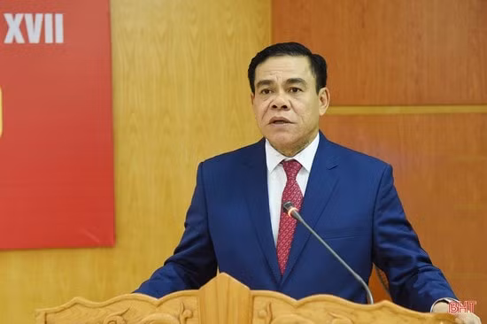 Tân Chủ tịch UBND tỉnh Hà Tĩnh Võ Trọng Hải phát biểu nhận nhiệm vụ. Ảnh BHT