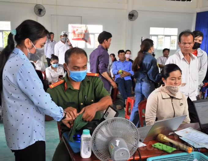 Người dân xã Hàm Ninh, TP Phú Quốc đến làm CCCD