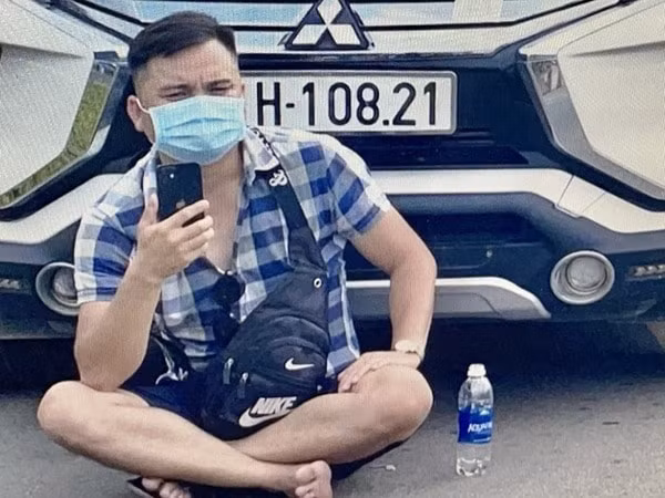 Lê Chí Thành ngồi trước đầu xe, cản trở lực lượng chức năng làm nhiệm vụ