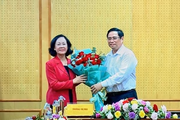 Thủ tướng Chính phủ Phạm Minh Chính tặng hoa chúc mừng tân Trưởng Ban Tổ chức Trung ương Trương Thị Mai. Ảnh: xaydungdang.org.vn