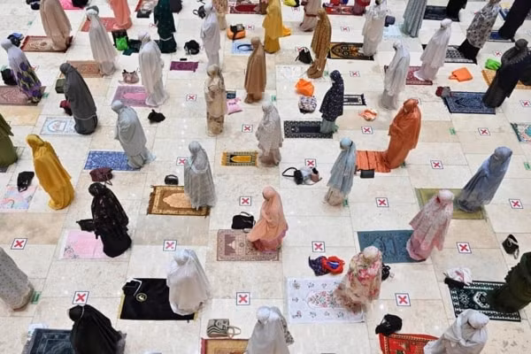 Phụ nữ Hồi giáo giãn cách xã hội trong thánh đường tại Jakarta, Indonesia. Ảnh: AFP