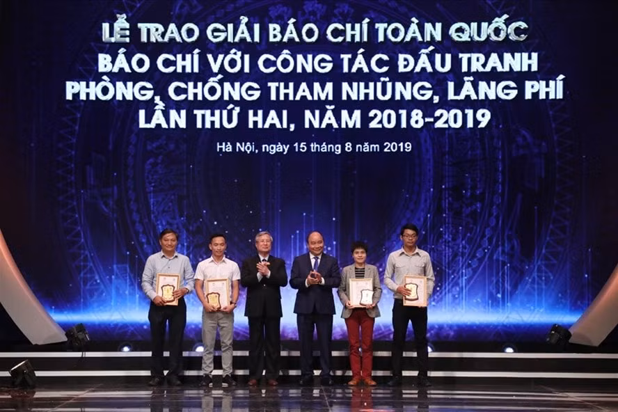 Các tác giả nhận giải A năm 2019. Ảnh: LĐ