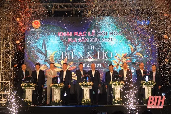 Lãnh đạo Trung ương và tỉnh Thanh Hóa bấm nút khai mạc lễ hội. Ảnh: BTH