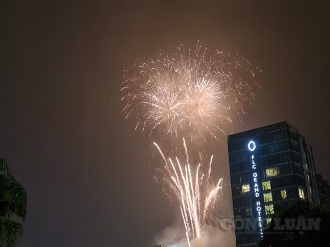 15 phút pháo hoa đặc sắc trên tầng cao nhất khách sạn FLC Grand