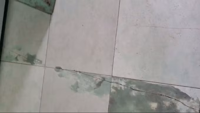 Nhà bà Đào (ở Khu I, thị trấn Na Sầm) phần nền, móng bị nứt, nẻ rất nguy hiểm cho an toàn của cả gia đình