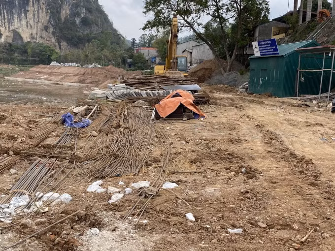 Nguyên, vật liệu nằm trộn lẫn với bùn đất làm cho chất lượng đầu vào xuống cấp trầm trọng.