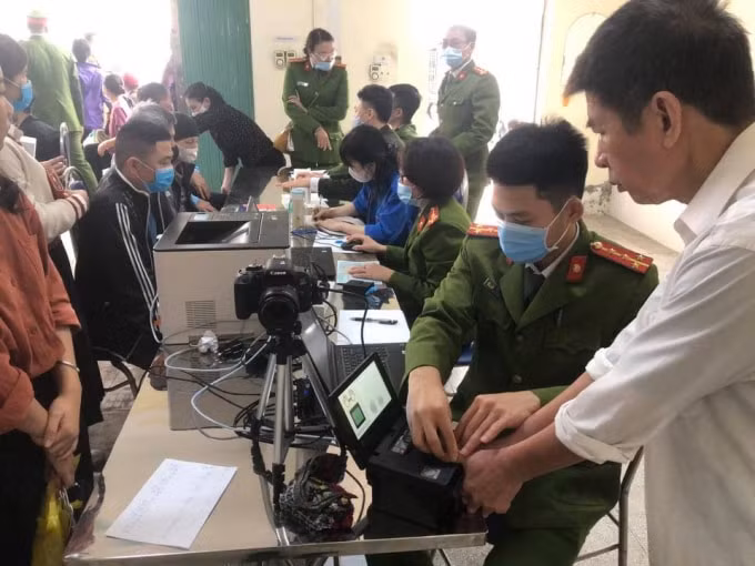 Các lực lượng hướng dẫn người dân làm thủ tục cấp CCCD gắn chíp cho người dân. Ảnh: TL