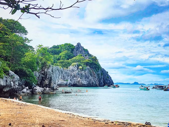 Bãi tắm trên đảo không quá rộng lớn nhưng đặc biệt là nước biển trong vắt và vô cùng sạch.