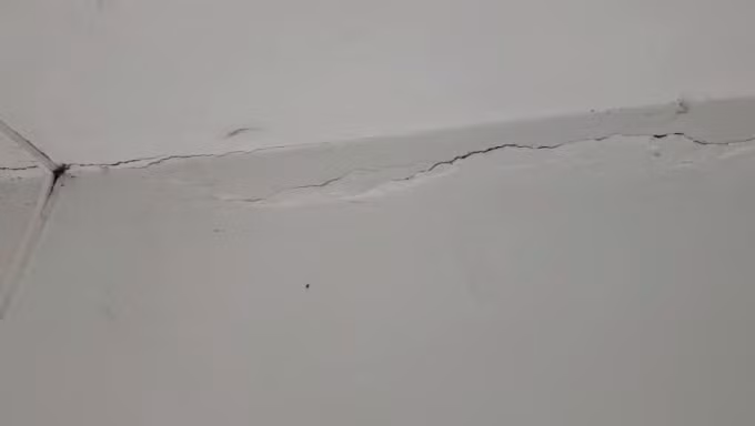 Dưới dầm tường nhà bị nứt, nẻ kéo dài