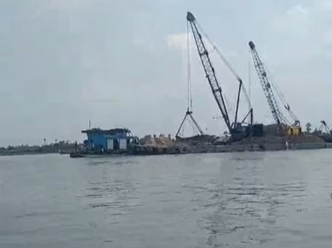 Khai thác cát trên sông Hậu