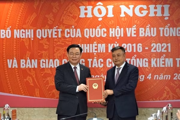 Chủ tịch Quốc hội Vương Đình Huệ trao Nghị quyết của Quốc hội cho Tổng Kiểm toán Nhà nước Trần Sỹ Thanh