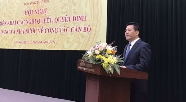 Bộ trưởng Bộ Công Thương Nguyễn Hồng Diên phát biểu tại hội nghị, sáng 12/4