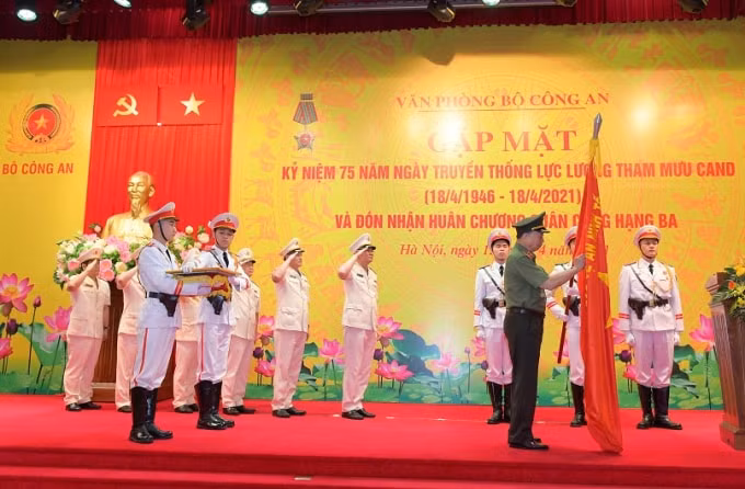 Thừa ủy quyền của lãnh đạo Đảng, Nhà nước, Đại tướng Tô Lâm trao Huân chương Quân công hạng Ba tặng Văn phòng Bộ Công an. (Ảnh BCA)