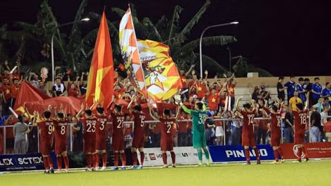 Các tuyển thủ cảm ơn người hâm mộ sau trận hòa Thái Lan tại SEA Games 2019 ở Philippines. Ảnh: Bongdaplus.vn