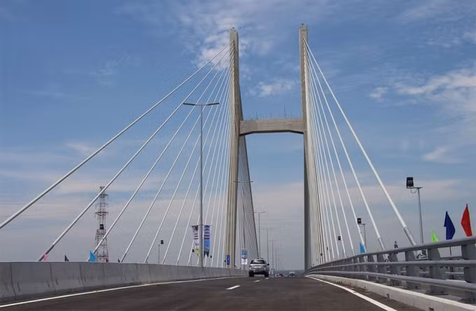 Nhiều người phát hiện xe, điện thoại và giấy tờ tùy thân của nam sinh được phát hiện trên cầu Cao Lãnh.&nbsp;