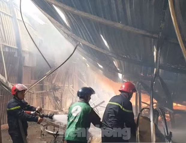 Sau hơn 1 tiếng đồng hồ, ngọn lửa đã được dập tắt hoàn toàn. Ảnh: tienphong.vn