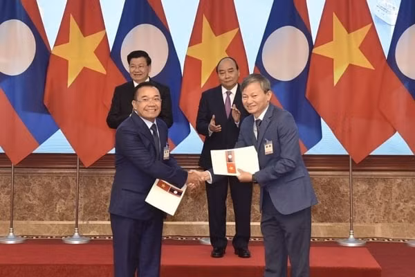 Thủ tướng Nguyễn Xuân Phúc và Thủ tướng Lào Thongloun Sisoulith chứng kiến lễ ký kết giữa EVN và đối tác Lào