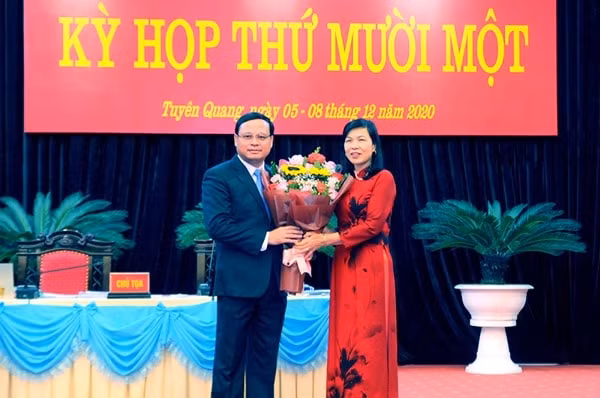 Phó Chủ tịch HĐND tỉnh Tuyên Quang Phạm Thị Minh Xuân tặng hoa chúc mừng ông Nguyễn Mạnh Tuấn. Ảnh: Báo Tuyên Quang