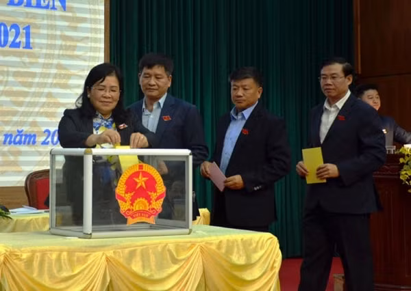 Các đại biểu HĐND tỉnh bỏ phiếu bầu chức danh Phó Chủ tịch UBND tỉnh. Ảnh: Báo Điện Biên Phủ