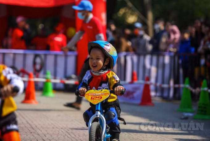 Trước khi bước vào cuộc đua, các em được trang bị đầy đủ thiết bị bảo hộ: mũ bảo hiểm, quần, áo, chân, tay,..