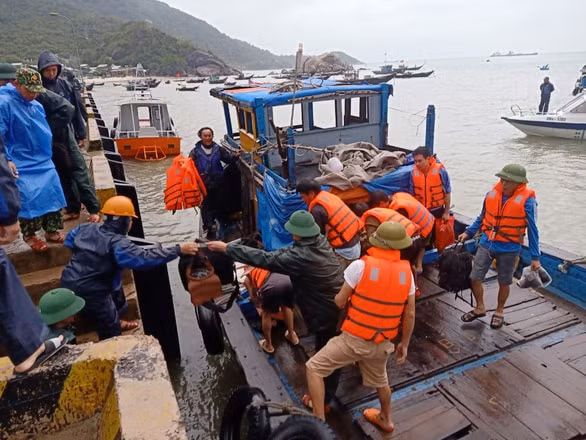 10 thuyền viên trên tàu gặp nạn được lực lượng bộ đội biên phòng đưa vào đảo Cù Lao Chàm. Ảnh: tuoitre.vn