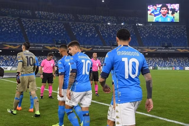 Các cầu thủ Napoli bước vào trận đấu với Rijeka ở Europa League khoác trên mình với áo đấu của Maradona. Ảnh: dantri.vn