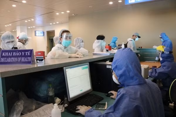 Hành khách chuyến bay quốc tế&nbsp; khai báo y tế tại Cảng Hàng không quốc tế Cần Thơ. Ảnh: Báo Cần Thơ