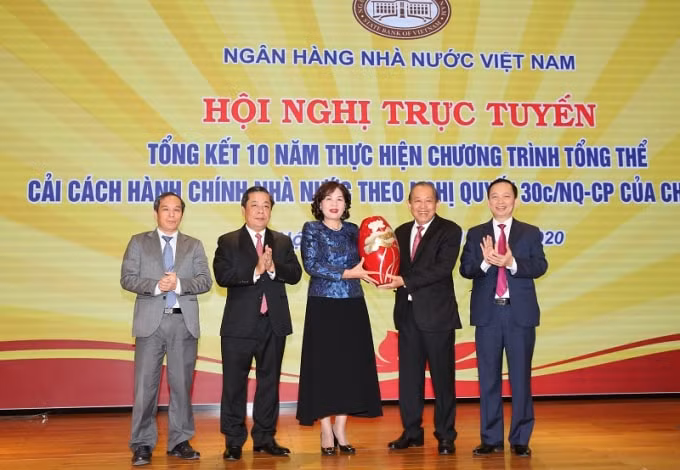 Phó Thủ tướng Trương Hòa Bình trao quà lưu niệm tặng Ngân hàng Nhà nước Việt Nam.