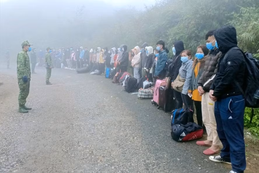 40 công dân nhập cảnh trái phép bị bắt giữa lúc 6 giờ 30 ngày 5/12 tại khu vực mốc 457. Ảnh: vietnamnet.vn