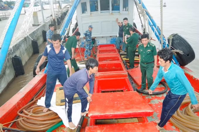 Tổ tuần tra tiến hành kiểm tra phương tiện vận chuyển dầu không rõ nguồn gốc. (Ảnh: Văn Long)