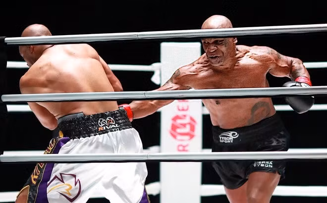Huyền thoại Mike Tyson trong trận đấu trở lại sau 15 năm. Ảnh: TL
