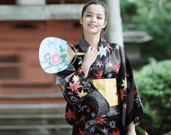 Rosa Kato từng tham gia đóng rất nhiều bộ phim nổi tiếng và là gương mặt quen thuộc trên sóng truyền hình Nhật Bản.