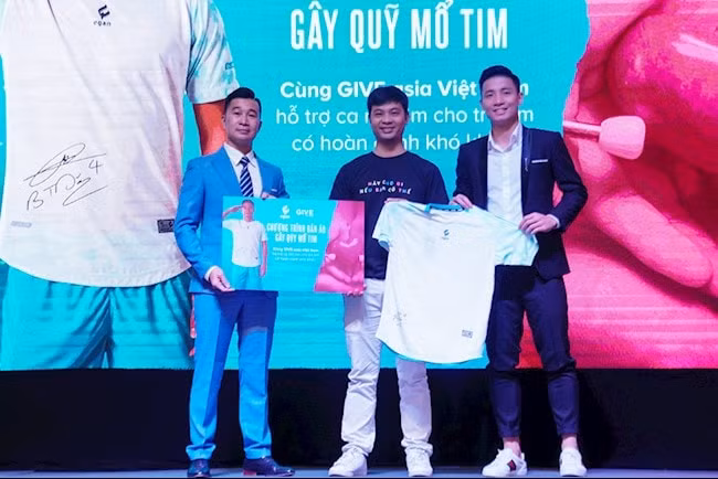 Bùi Tiến Dũng ra mắt thương hiệu thể thao và trích một phần lợi nhuận gây quỹ mổ tim cho trẻ em nghèo. Ảnh: nld.vn
