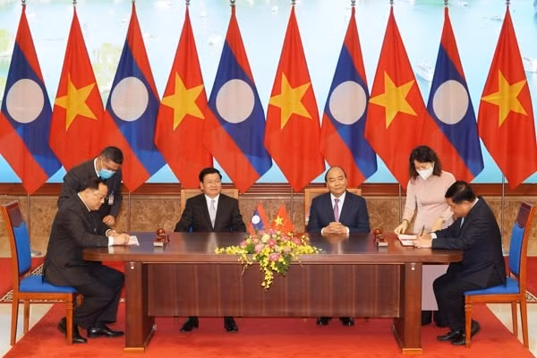Thủ tướng Việt Nam và Lào chứng kiến lễ ký các văn kiện hợp tác, đầu tư. Ảnh: chinhphu.vn