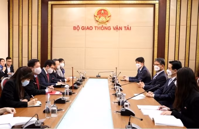 Bộ trưởng Bộ GTVT Nguyễn Văn Thể làm việc với ông Kim Chang Yong, Tư lệnh Cảnh sát quốc gia Hàn Quốc về việc đàm phán và ký kết Thỏa thuận giữa hai Chính phủ nhằm công nhận lẫn nhau Giấy phép lái xe quốc tế giữa hai nước.