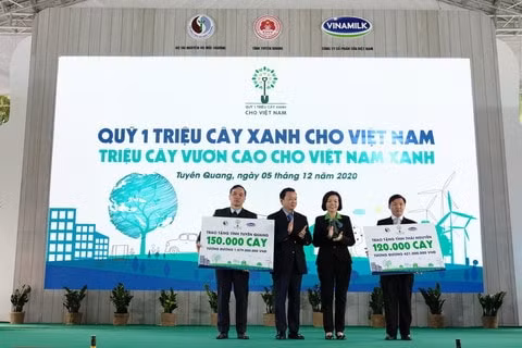 Ông Trần Hồng Hà – Bộ trưởng Bộ Tài nguyên & Môi trường cùng đại diện Vinamilk trao tặng bảng tượng trưng 270.000 cây xanh đến 2 tỉnh Thái Nguyên và Tuyên Quang tại sự kiện