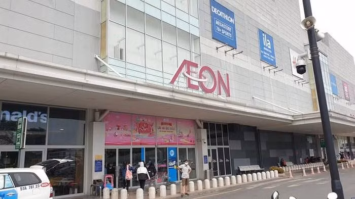 Ba đối tượng P.T.P (SN 1994, ngụ quận 12), N.V.L (SN 2001, ngụ quận 7) và N.V.H (SN 2002, ngụ quận Gò Vấp, TP HCM) đã bị Công an quận Tân Phú, TP.HCM triệu tập, thực hiện lấy lời khai để điều về vụ xô xát ở Trung tâm mua sắm AEON Tân Phú, phường Sơn Kỳ, quận Tân Phú. Ảnh: TL