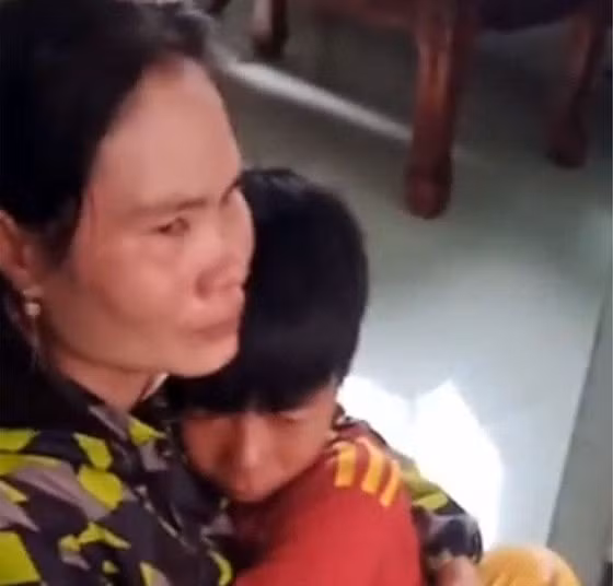 Em Phạm Văn Ngoan xúc động khi được gặp lại người thân. Ảnh: sggp.vn