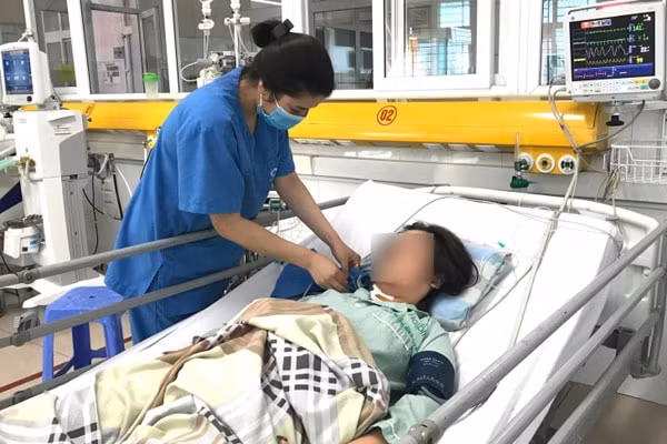 Nữ bệnh nhân được các Y bác sĩ điều trị tận tình cứu chữa. Ảnh: vietnamnet.vn
