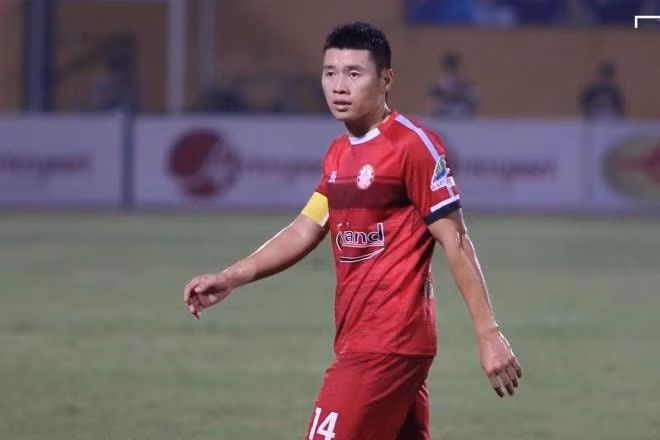 Dính chấn thương, tiền vệ Đỗ Văn Thuận có nguy cơ nghỉ đến hết lượt đi V.League 2021. Ảnh: vtc.vn