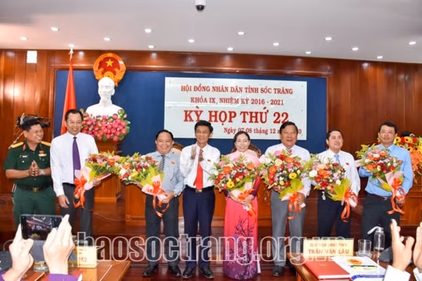 Ông Lâm Văn Mẫn, Bí thư Tỉnh ủy, Chủ tịch HĐND tỉnh Sóc Trăng tặng hoa chúc mừng các nhân sự mới được bầu. Ảnh: Báo Sóc Trăng