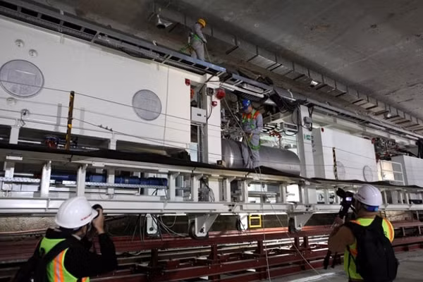 Công nhân lắp đặt máy khoan TBM. Ảnh: TTO