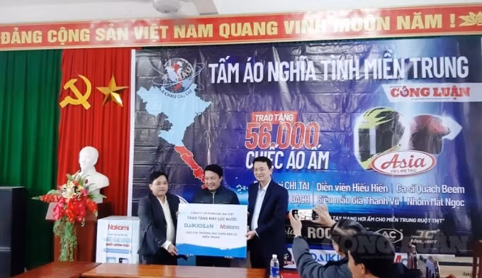 Nhà báo Cái Văn Long, đại diện báo Nhà báo và Công luận cùng ông Võ Văn Minh, Phó Giám đốc Sở Giáo dục và Đào tạo tỉnh Quảng Trị trao máy lọc nước cho trường TH&CS Hải Sơn (huyện Hải Lăng).