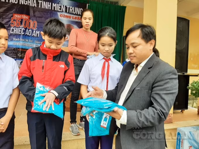 Đại diện đoàn trao áo ấm cho học sinh Trường cấp 3 Bùi Dục tài (Hải Lăng).