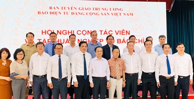Các đại biểu chụp ảnh lưu niệm tại hội nghị.