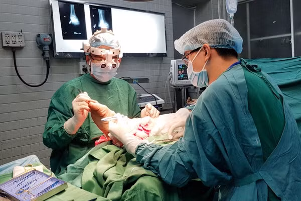 Sau 7 giờ phẫu thuật, cổ chân bệnh nhân được nối thành công. (Ảnh: vietnamnet)